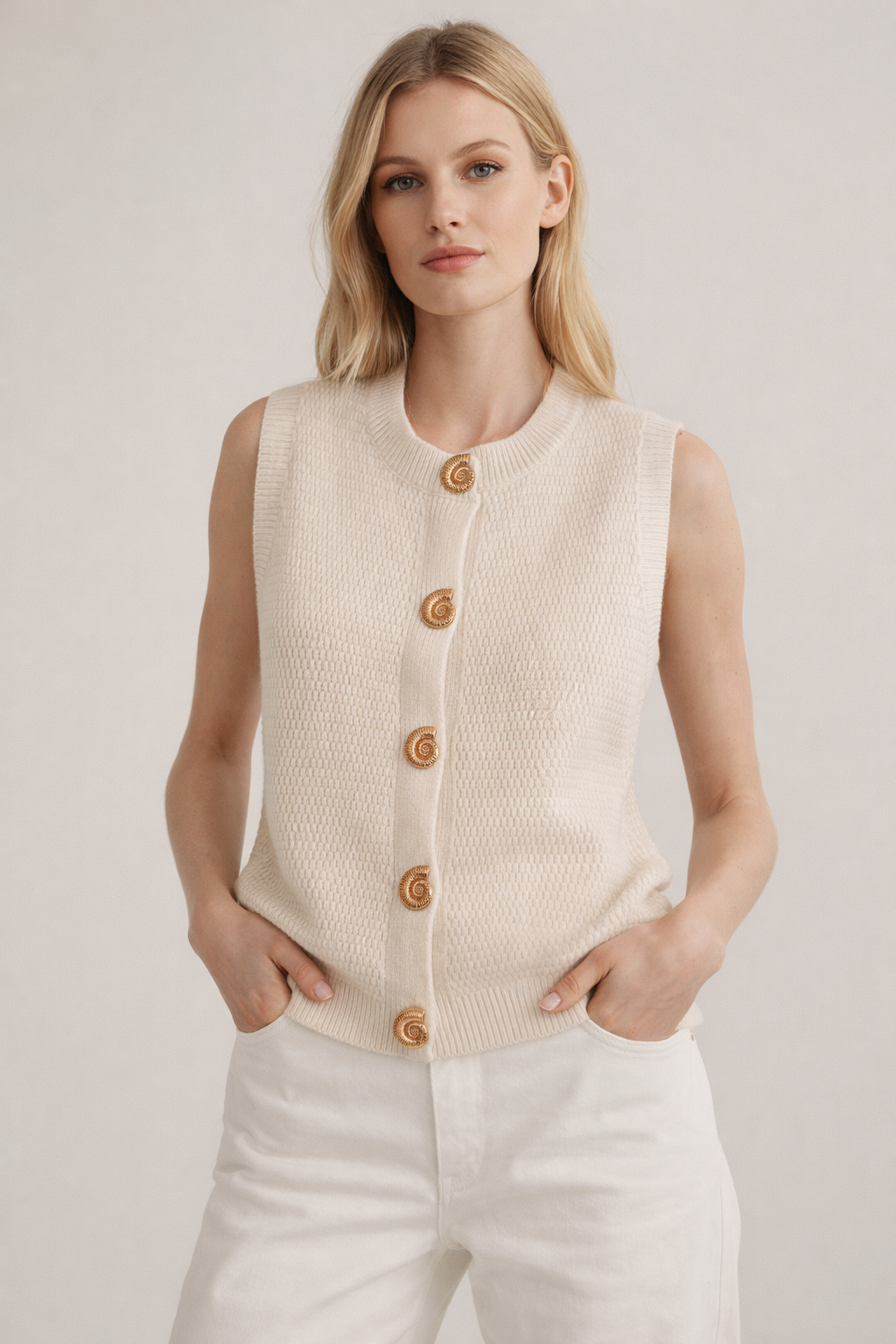 LOD of Love – Off-White Strickweste mit Muschelknopf