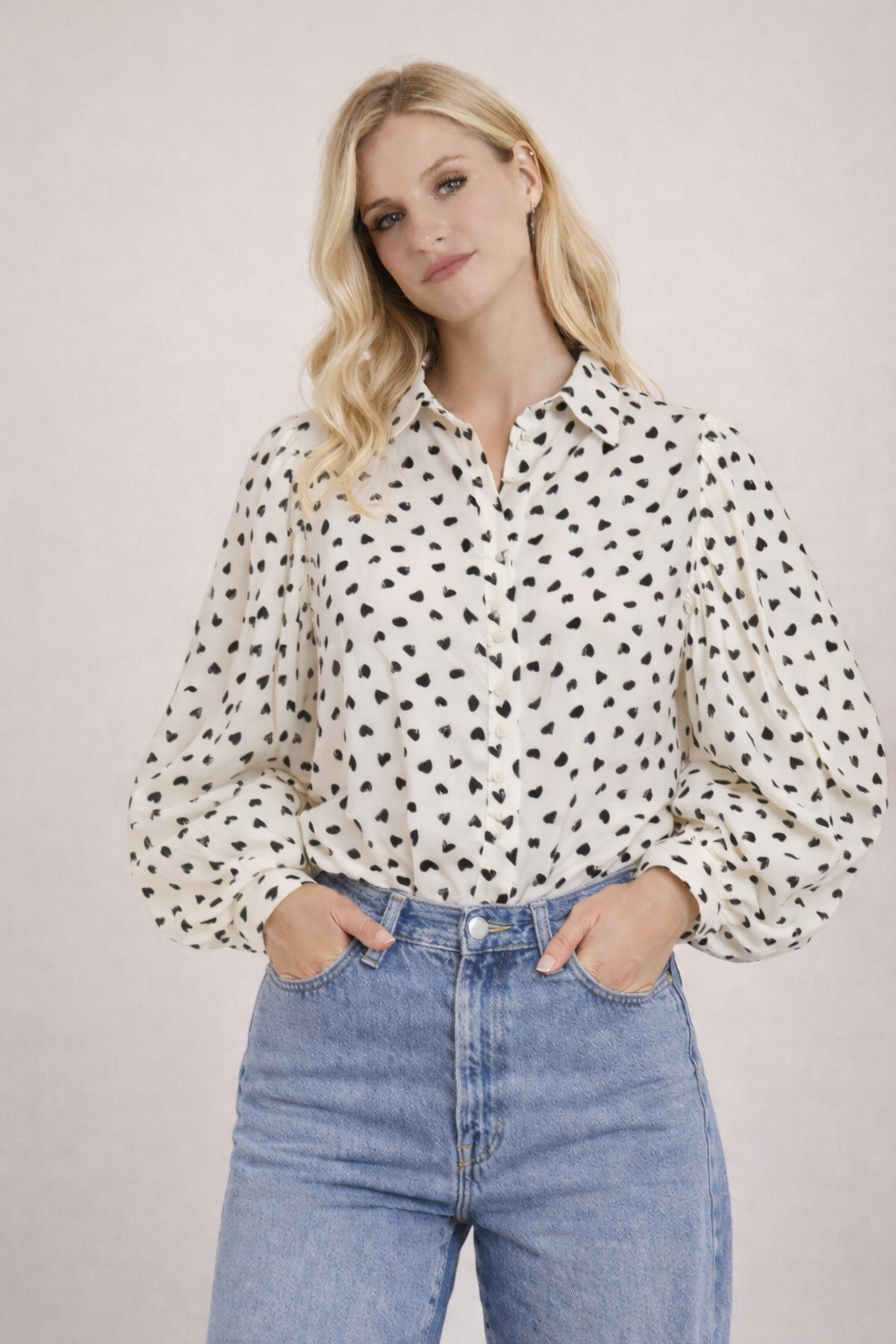 LOD of Love – Zwarte Hartjes Blouse met Pofmouw
