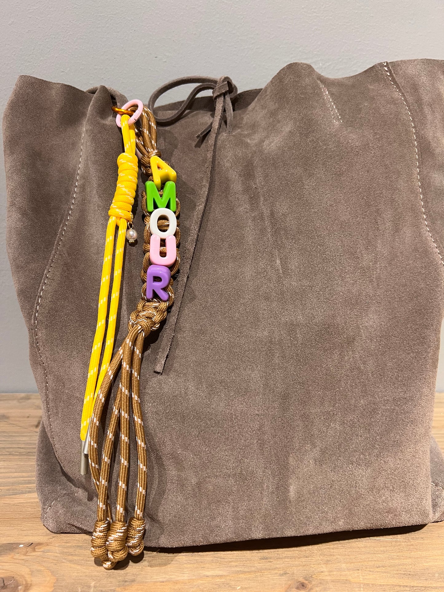 LOD of Love - Bag Charm Amour Geel/Bruin Koord
