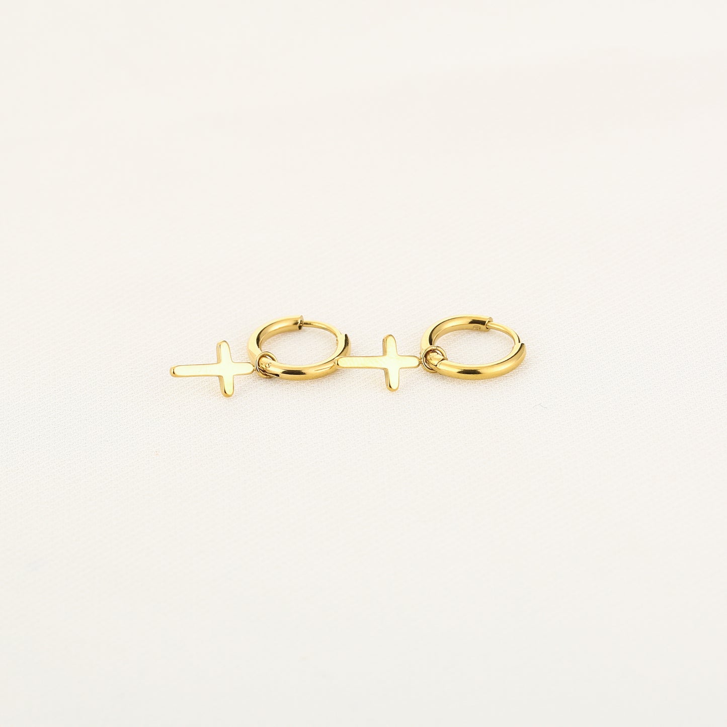 LOD of Love – Goudkleurige Oorbellen met Kruisjes Bedel